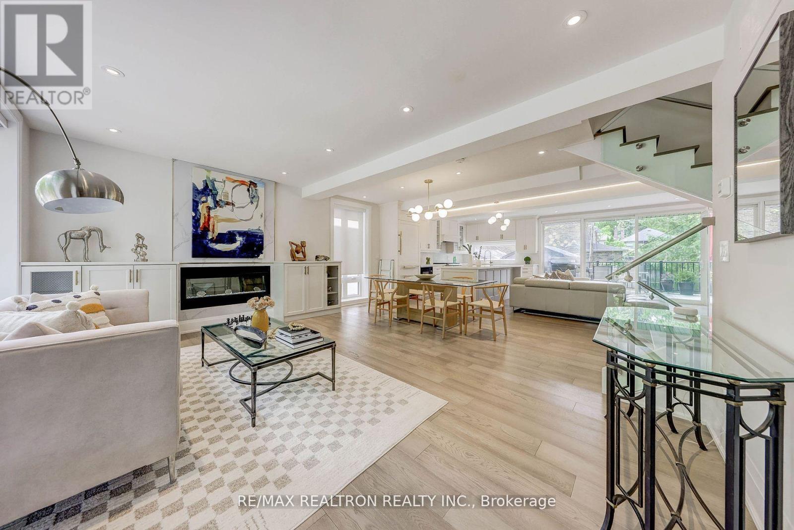 












523 BRIAR HILL AVENUE

,
Toronto,




Ontario
M5N1N1

