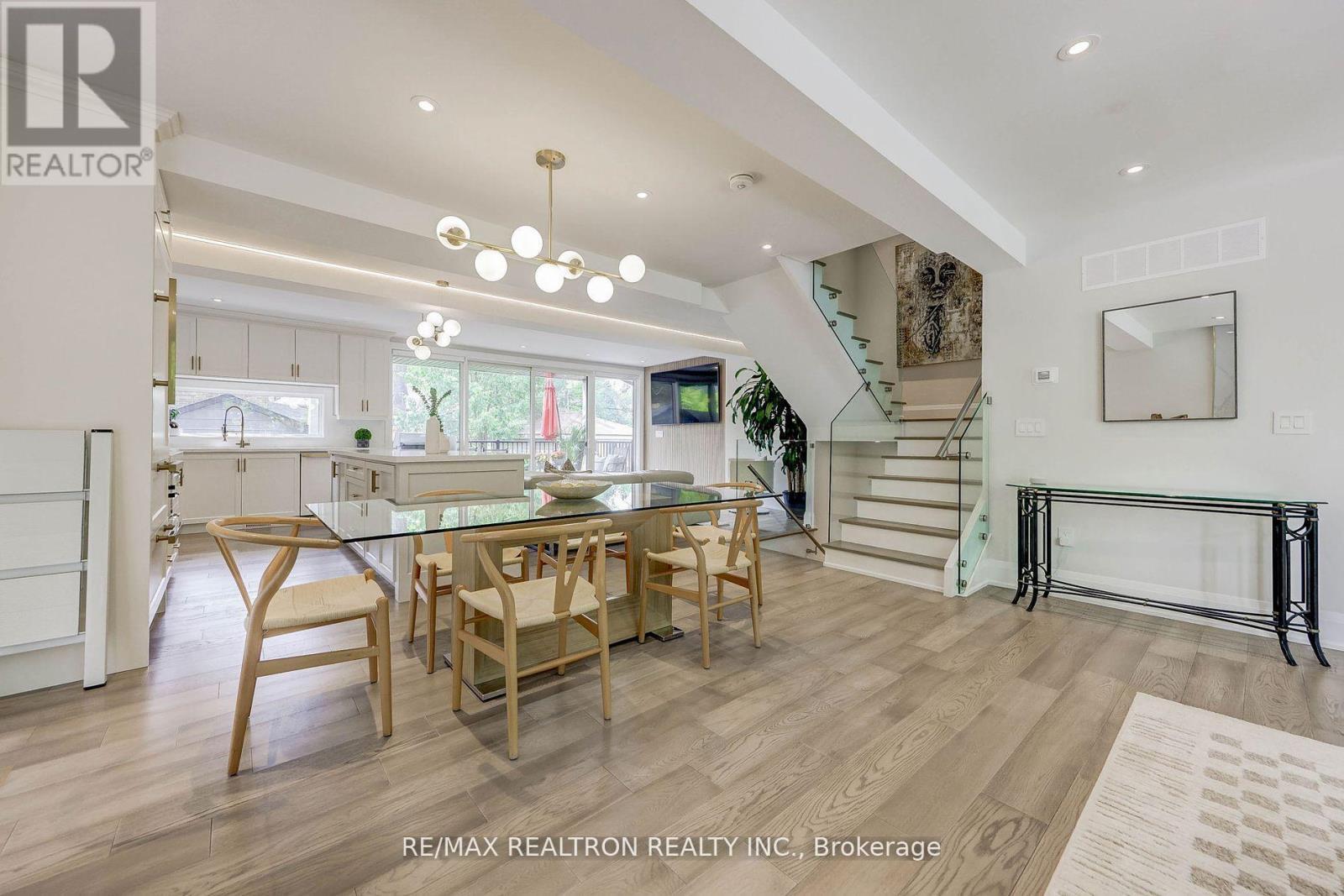 












523 BRIAR HILL AVENUE

,
Toronto,




Ontario
M5N1N1

