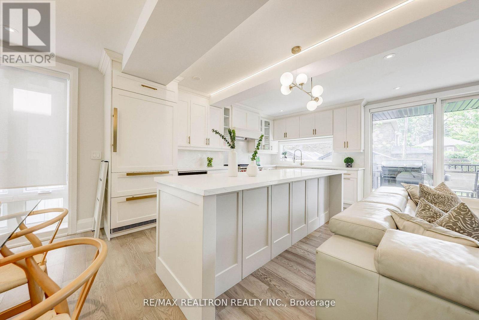 












523 BRIAR HILL AVENUE

,
Toronto,




Ontario
M5N1N1

