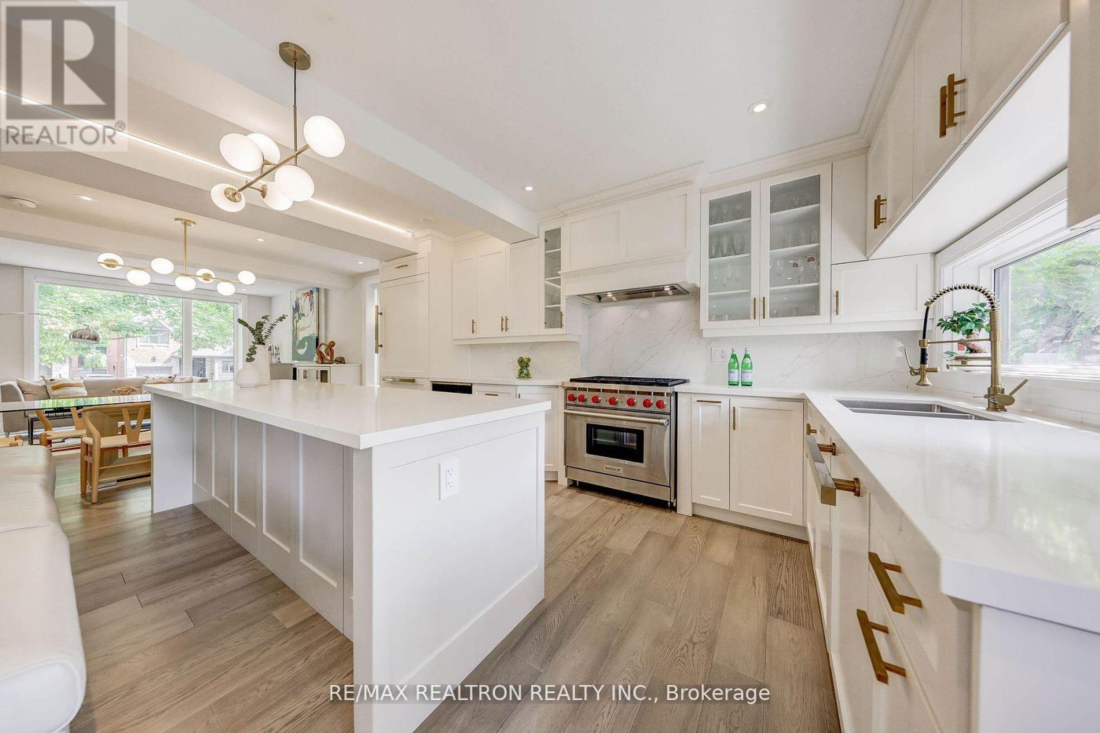 












523 BRIAR HILL AVENUE

,
Toronto,




Ontario
M5N1N1


