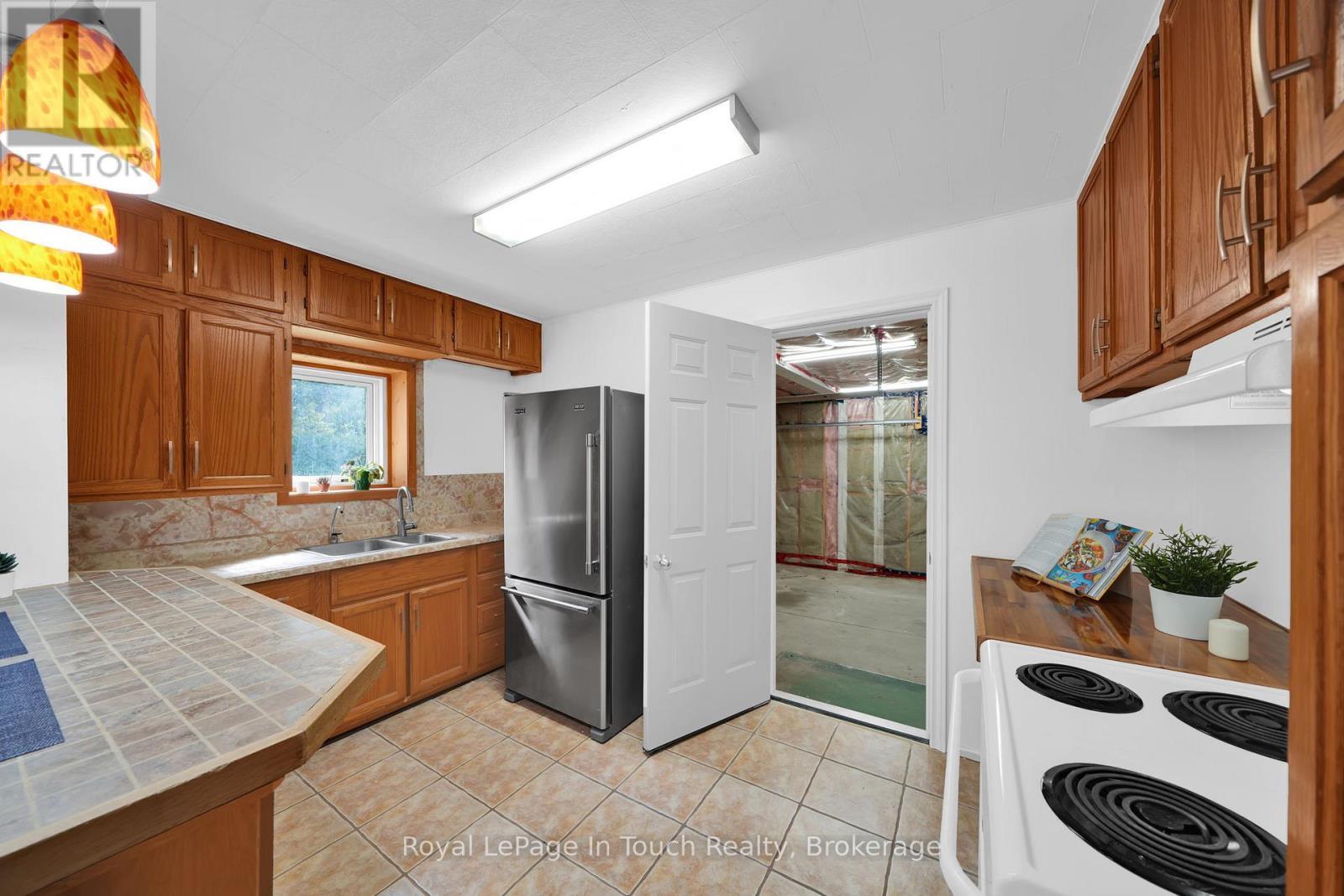 












10 LEONARD AVENUE

,
Penetanguishene,




Ontario
L9M1C8

