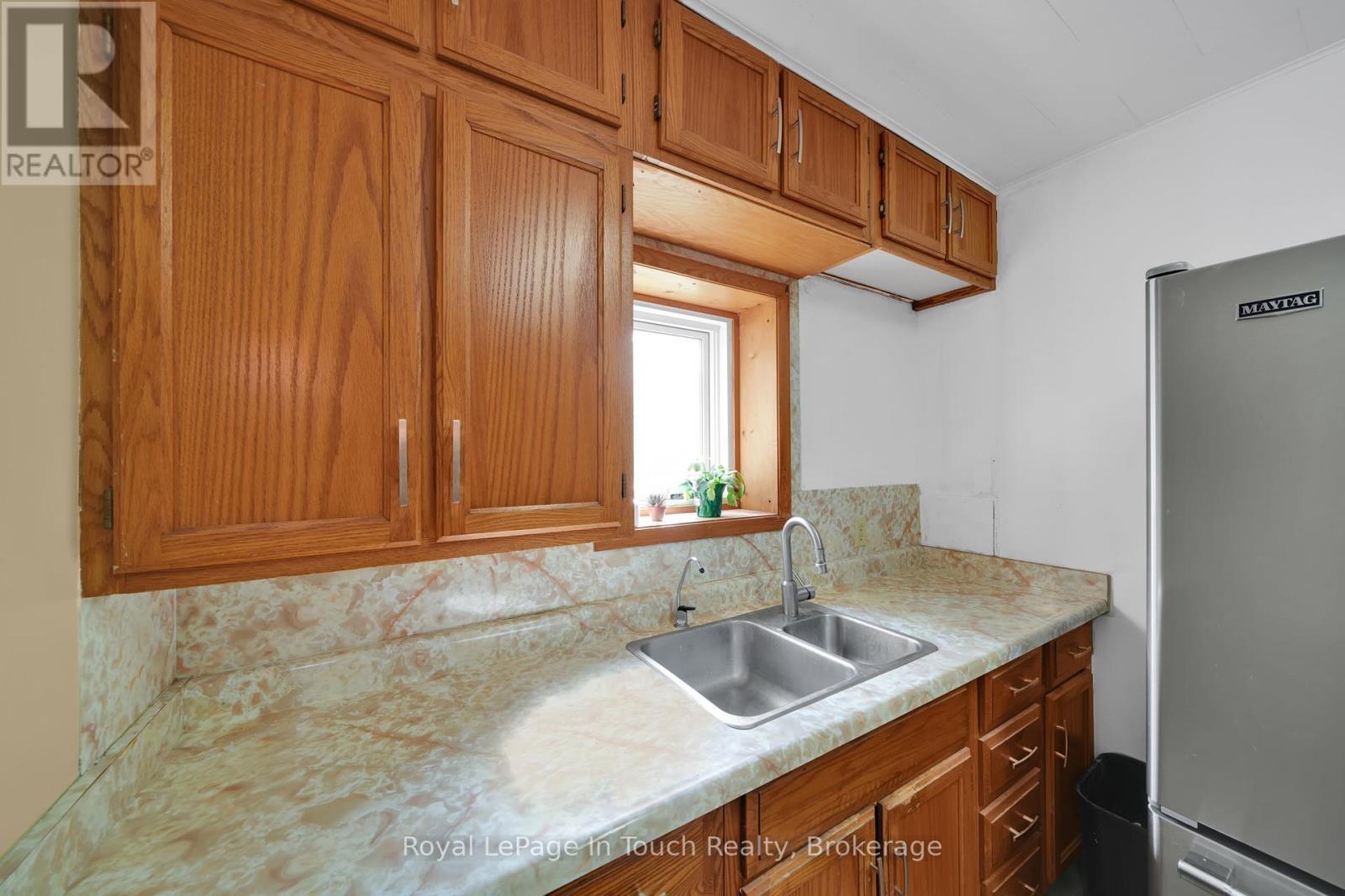 












10 LEONARD AVENUE

,
Penetanguishene,




Ontario
L9M1C8

