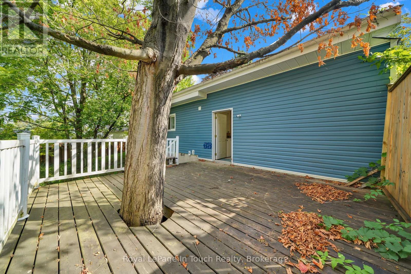 












10 LEONARD AVENUE

,
Penetanguishene,




Ontario
L9M1C8

