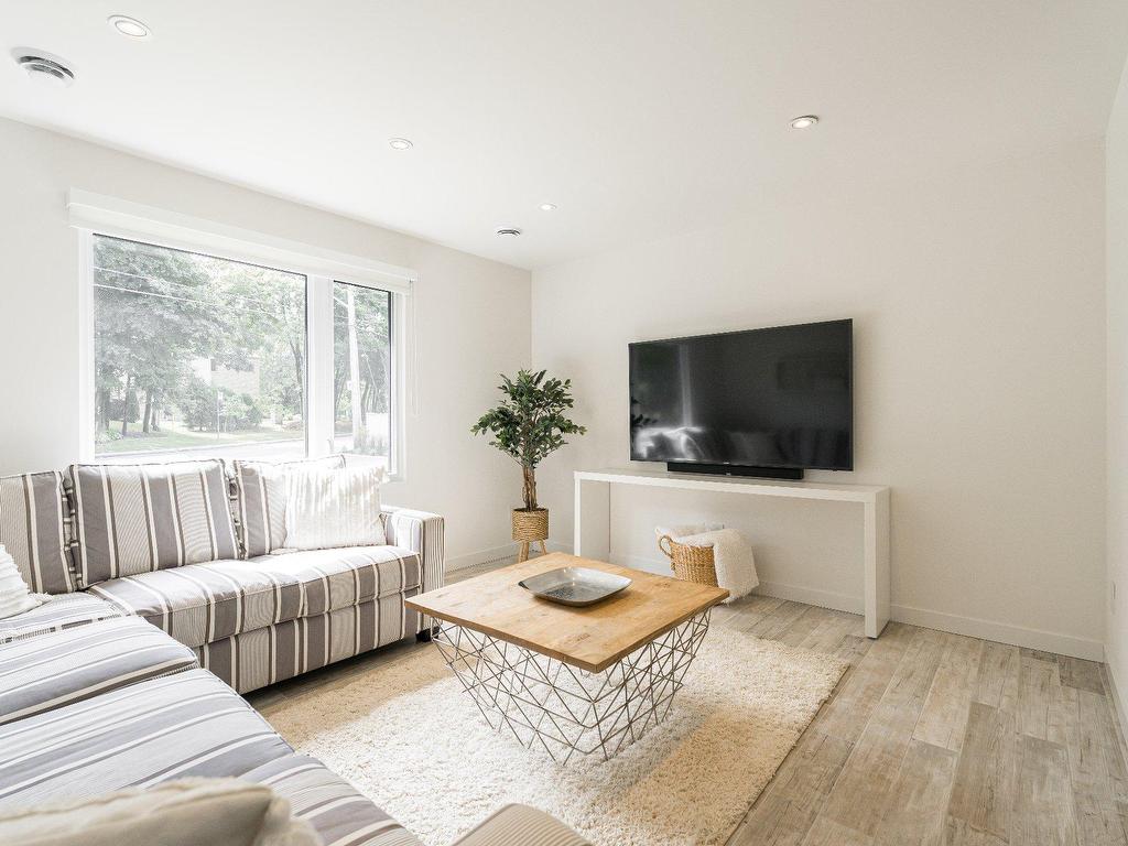 









159


Ch. du Bord-du-Lac-Lakeshore

,
Pointe-Claire,




QC
H9S4J9

