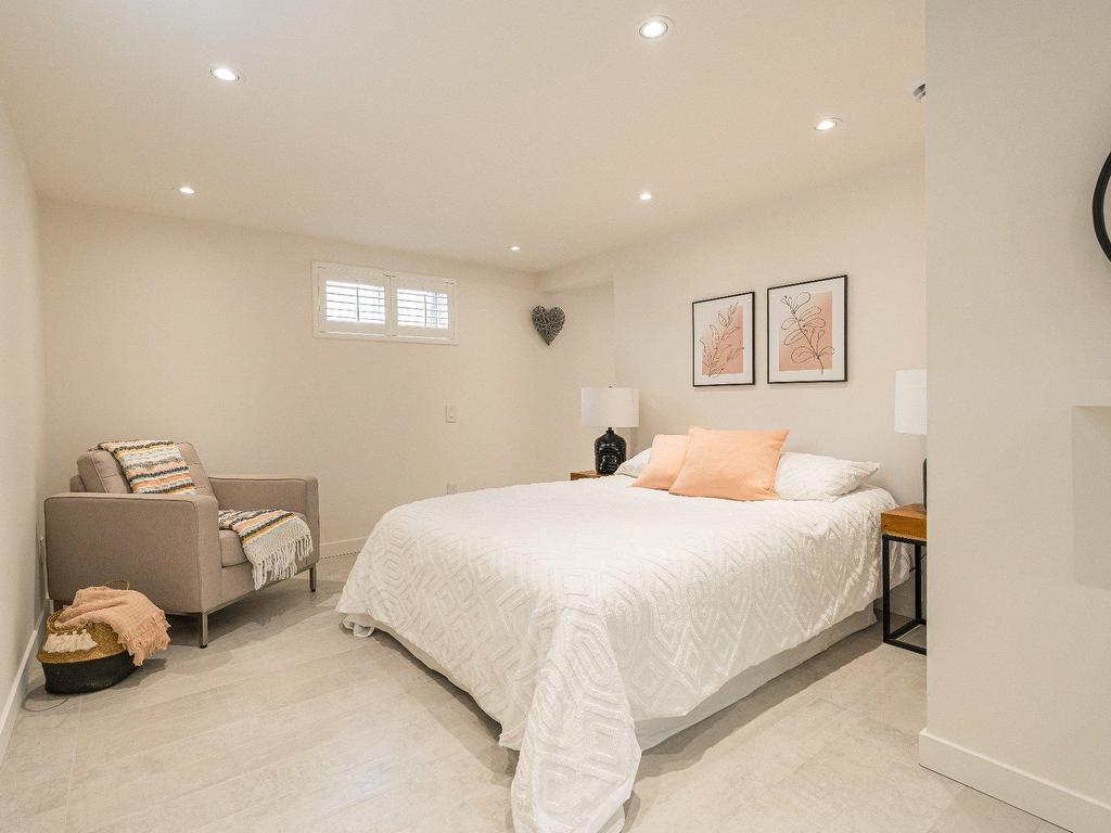 









159


Ch. du Bord-du-Lac-Lakeshore

,
Pointe-Claire,




QC
H9S4J9

