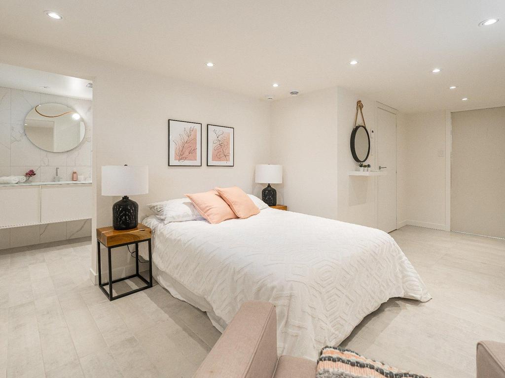 









159


Ch. du Bord-du-Lac-Lakeshore

,
Pointe-Claire,




QC
H9S4J9

