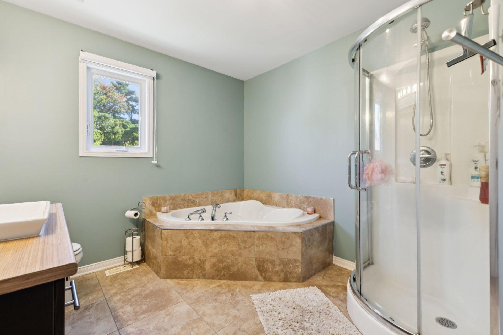 









96


Rue Scullion

,
Gatineau (Buckingham),




QC
J8L3X4

