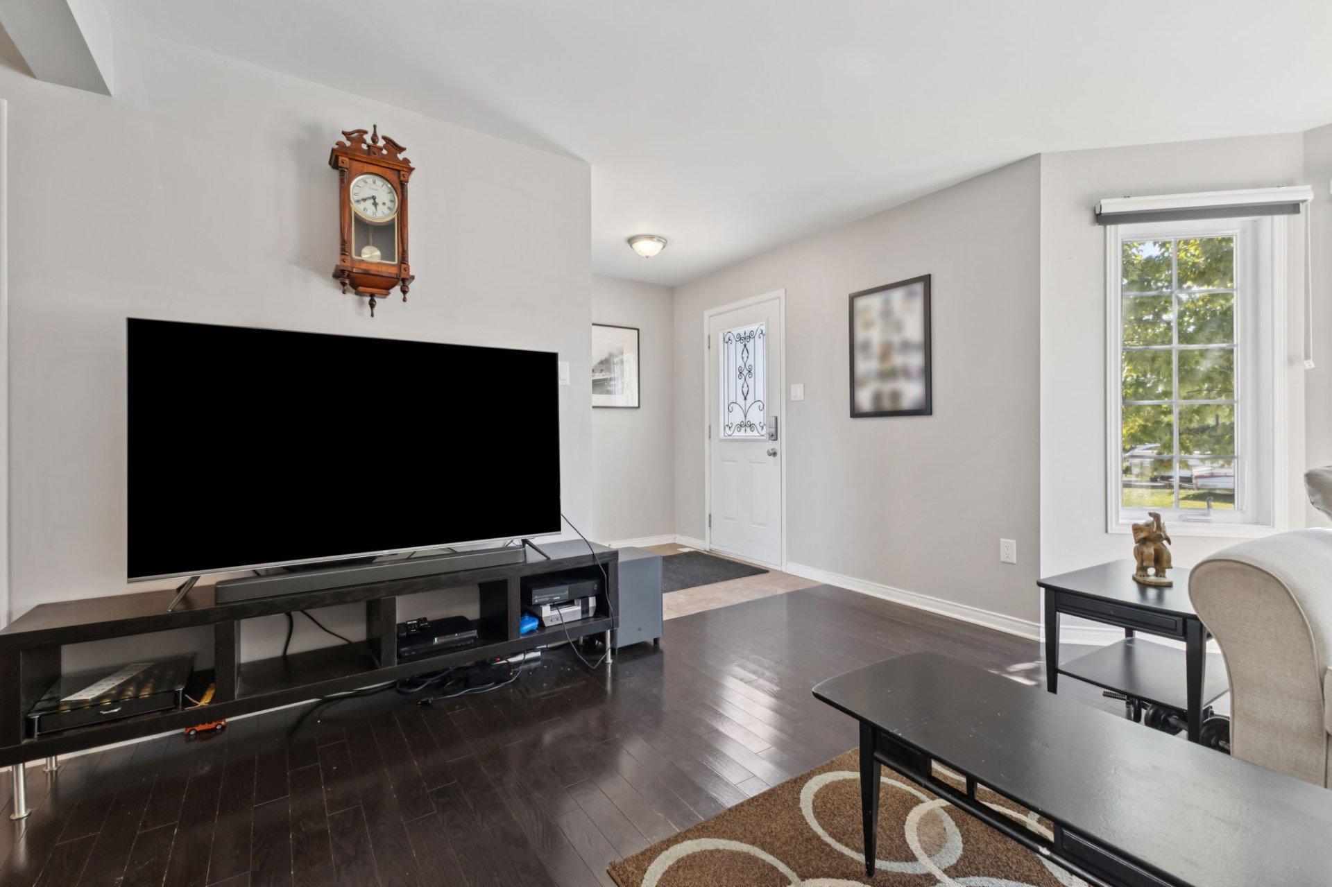 









96


Rue Scullion

,
Gatineau (Buckingham),




QC
J8L3X4

