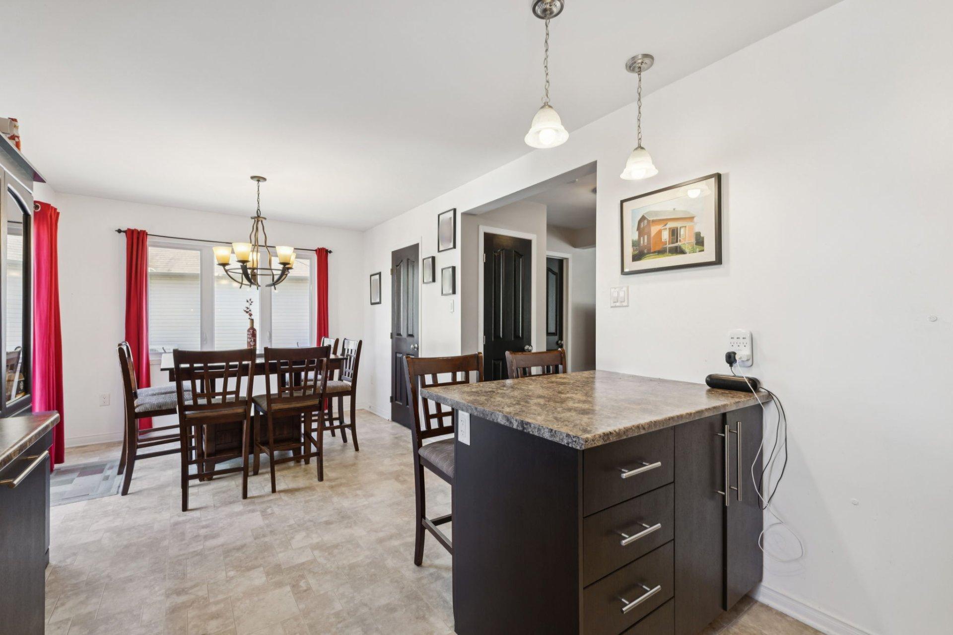 









96


Rue Scullion

,
Gatineau (Buckingham),




QC
J8L3X4

