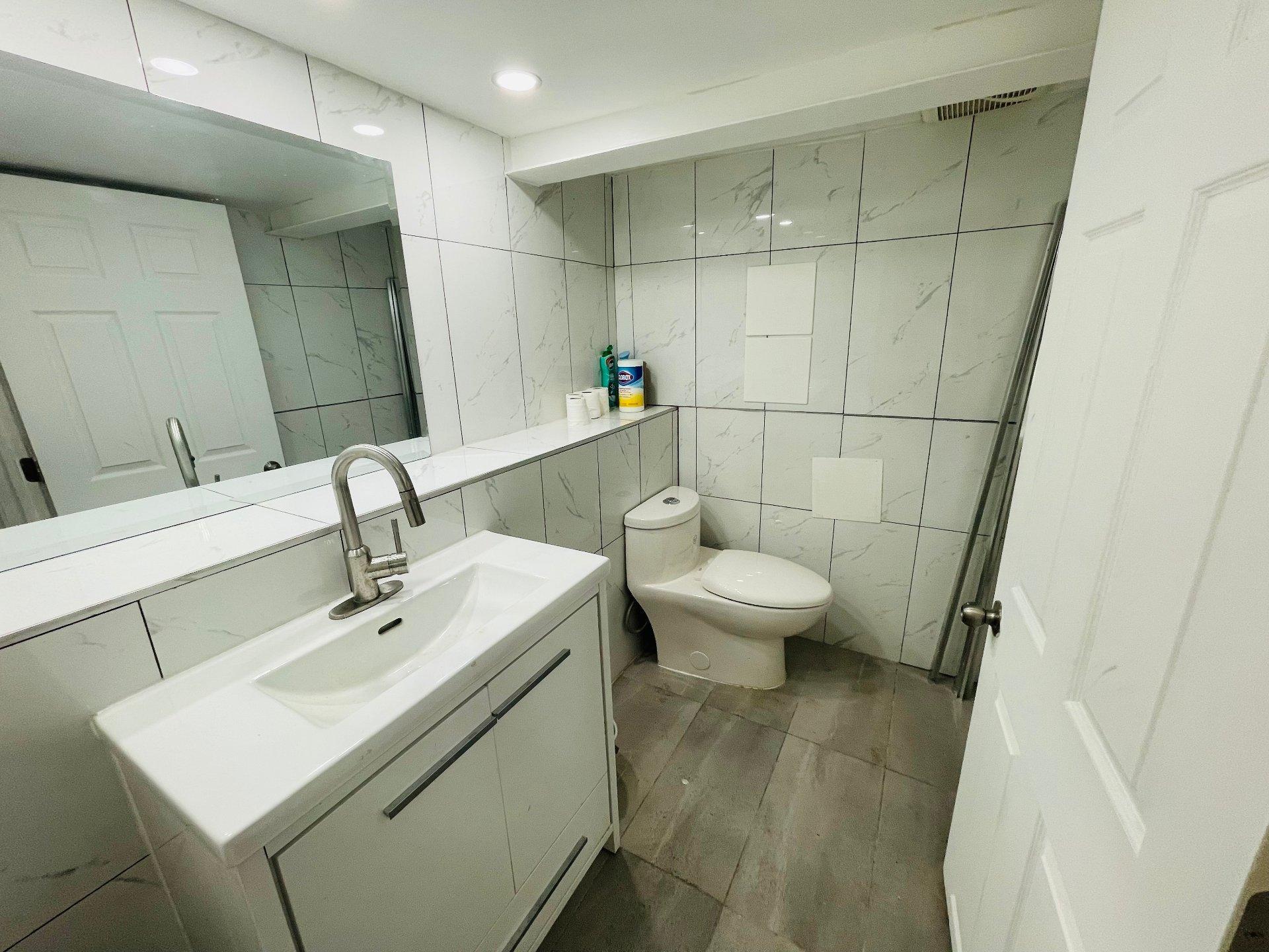 









1439


Rue Atateken

,
Montréal (Ville-Marie),




QC
H2L3L2

