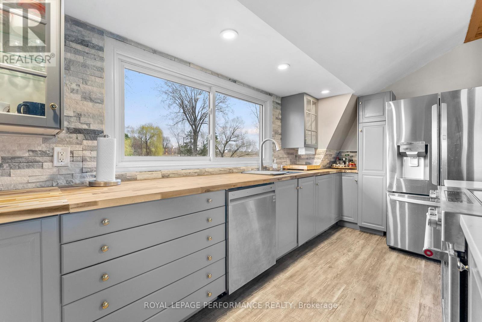 












1930 SUNBURY ROAD

,
Frontenac (Frontenac South),




Ontario
K0H1X0

