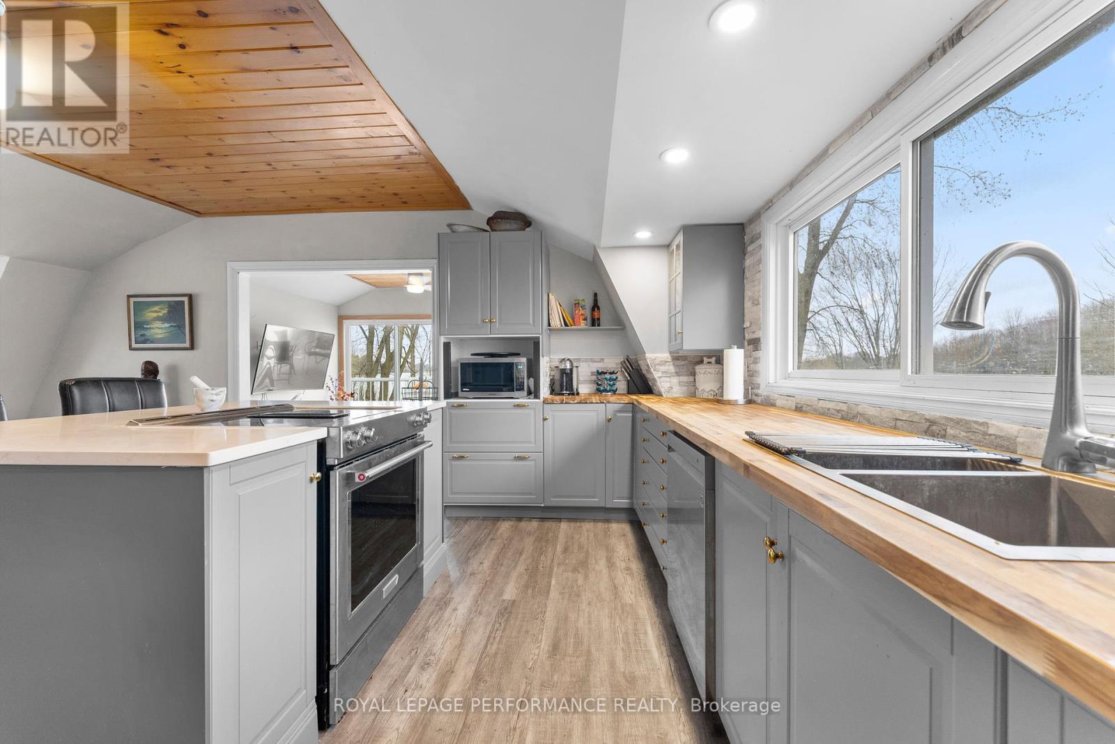 












1930 SUNBURY ROAD

,
Frontenac (Frontenac South),




Ontario
K0H1X0

