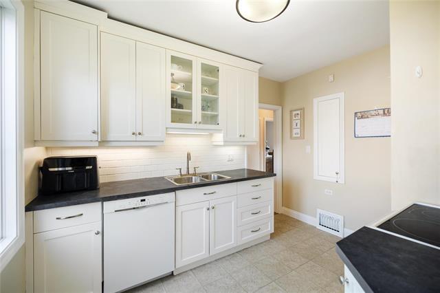









1082


Sherburn

ST,
Winnipeg,




MB
R3E 2M9

