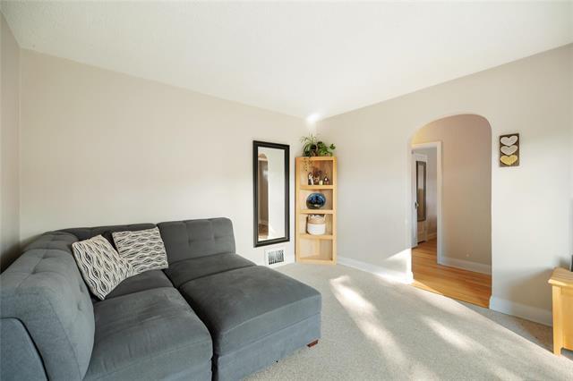 









1082


Sherburn

ST,
Winnipeg,




MB
R3E 2M9

