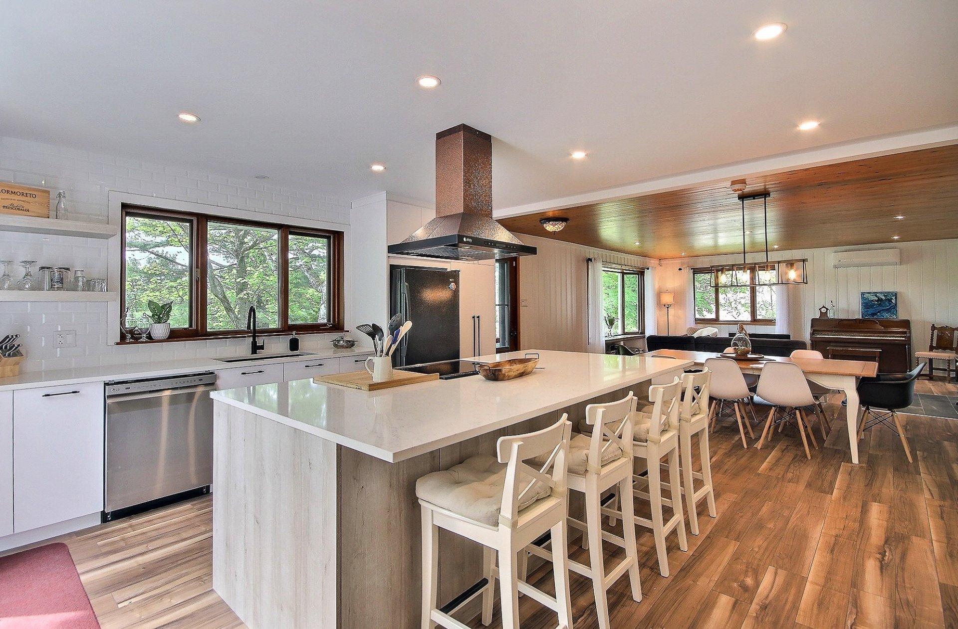 









2945


Ch. du Village

,
Saint-Adolphe-d'Howard,




QC
J0T2B0

