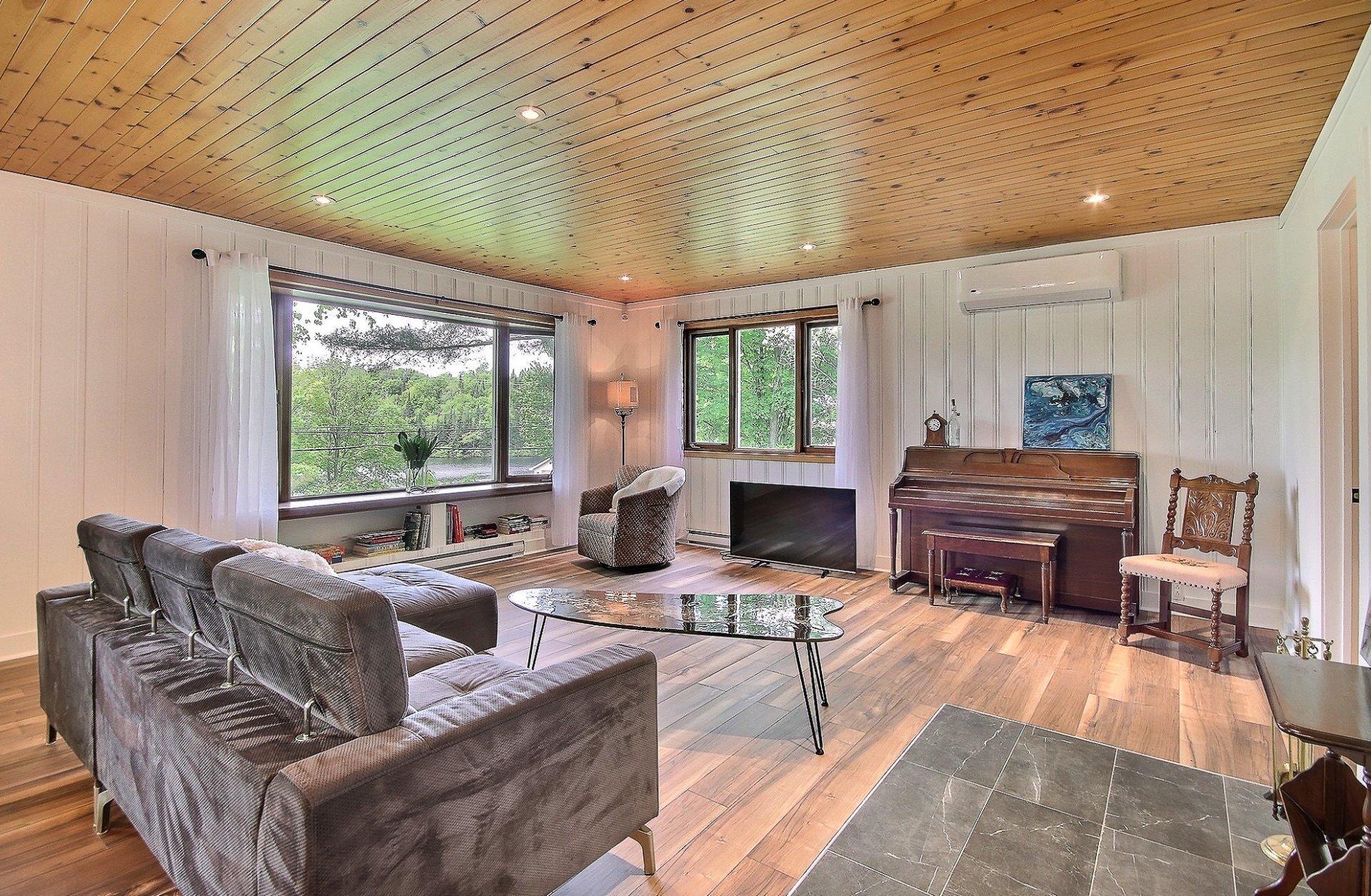









2945


Ch. du Village

,
Saint-Adolphe-d'Howard,




QC
J0T2B0

