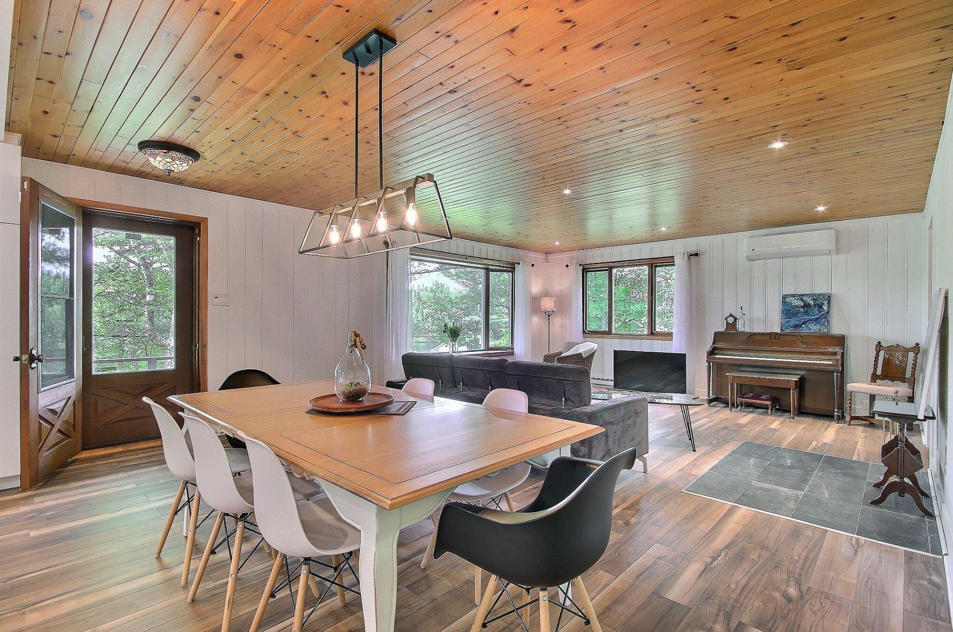 









2945


Ch. du Village

,
Saint-Adolphe-d'Howard,




QC
J0T2B0


