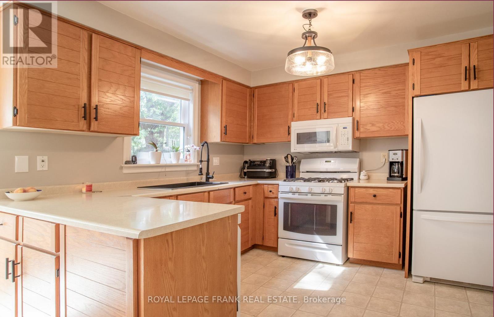 












99 HART BOULEVARD

,
Clarington (Newcastle),




Ontario
L1B1E4

