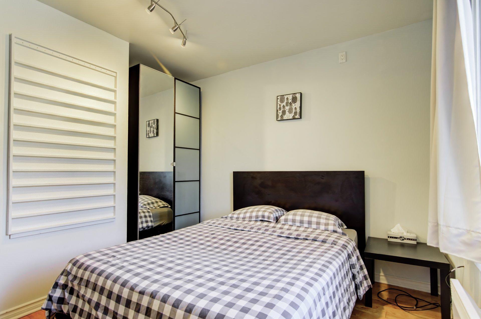 









5342

 - 5344


Av. Dupuis

,
Montréal (Côte-des-Neiges/Notre-Dame-de-Grâce),




QC
H3X1N4


