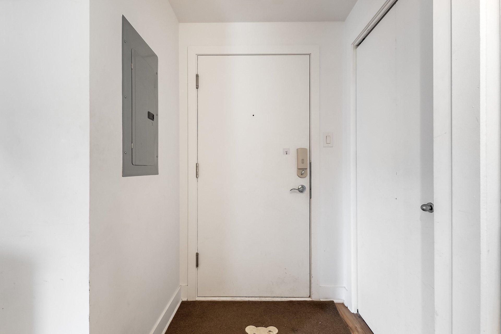 









1150


Rue St-Denis

, 1108,
Montréal (Ville-Marie),




QC
H2X0B3

