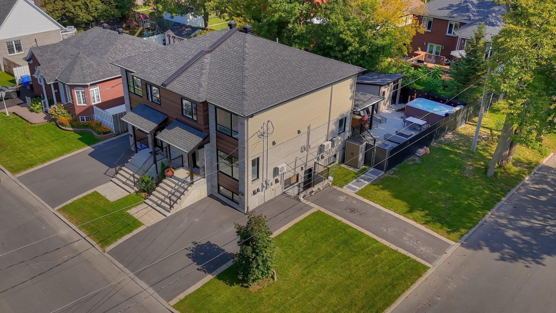 









4115

 - 4117


Rue de Kensington

,
Longueuil (Saint-Hubert),




QC
J3Y2V8

