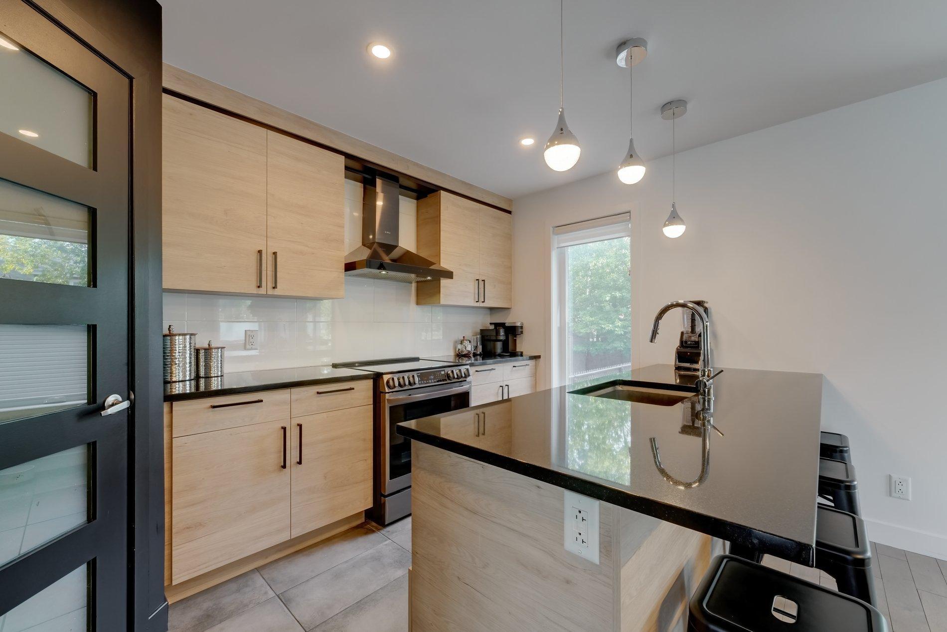 









4115

 - 4117


Rue de Kensington

,
Longueuil (Saint-Hubert),




QC
J3Y2V8


