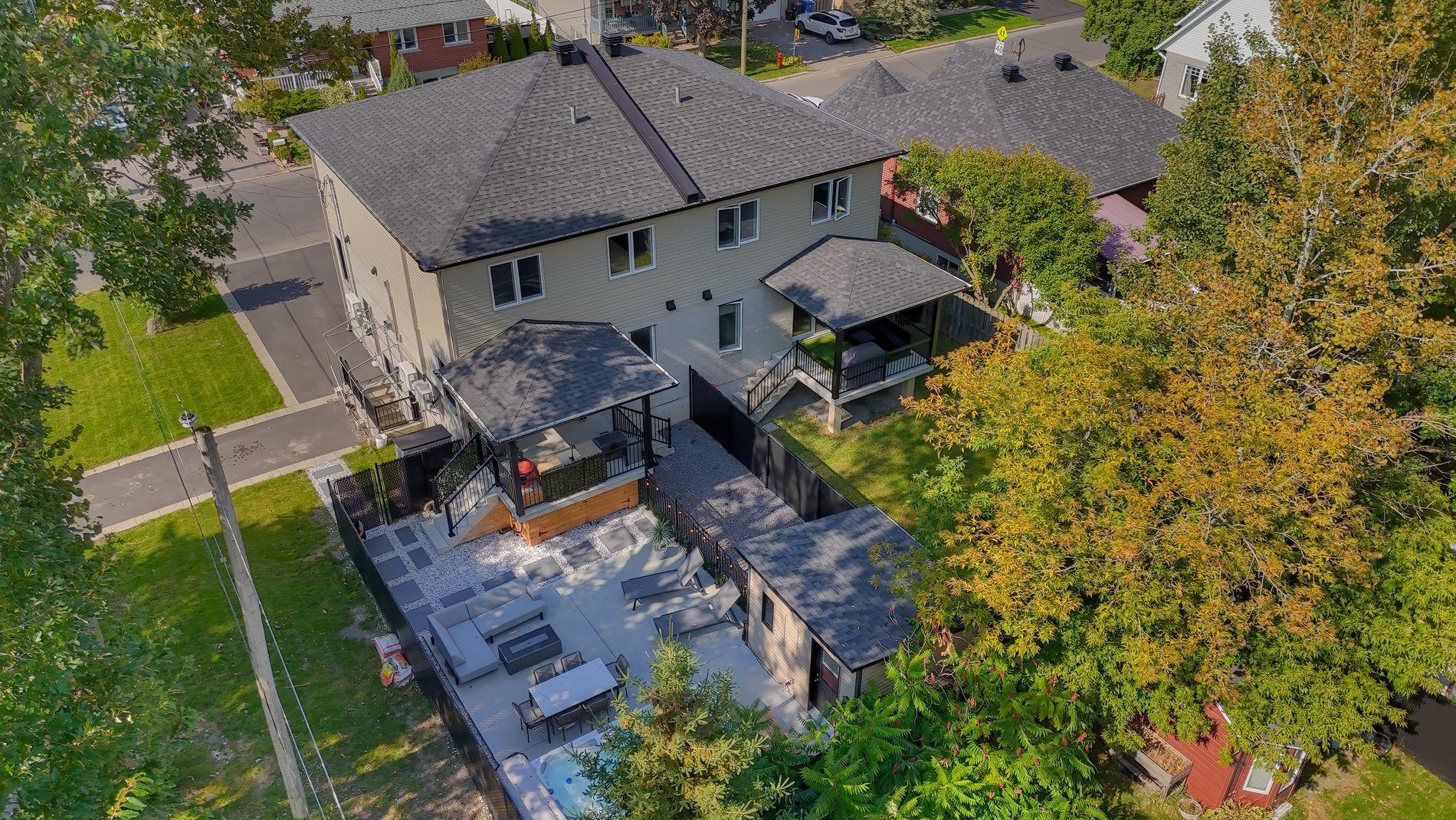 









4115

 - 4117


Rue de Kensington

,
Longueuil (Saint-Hubert),




QC
J3Y2V8

