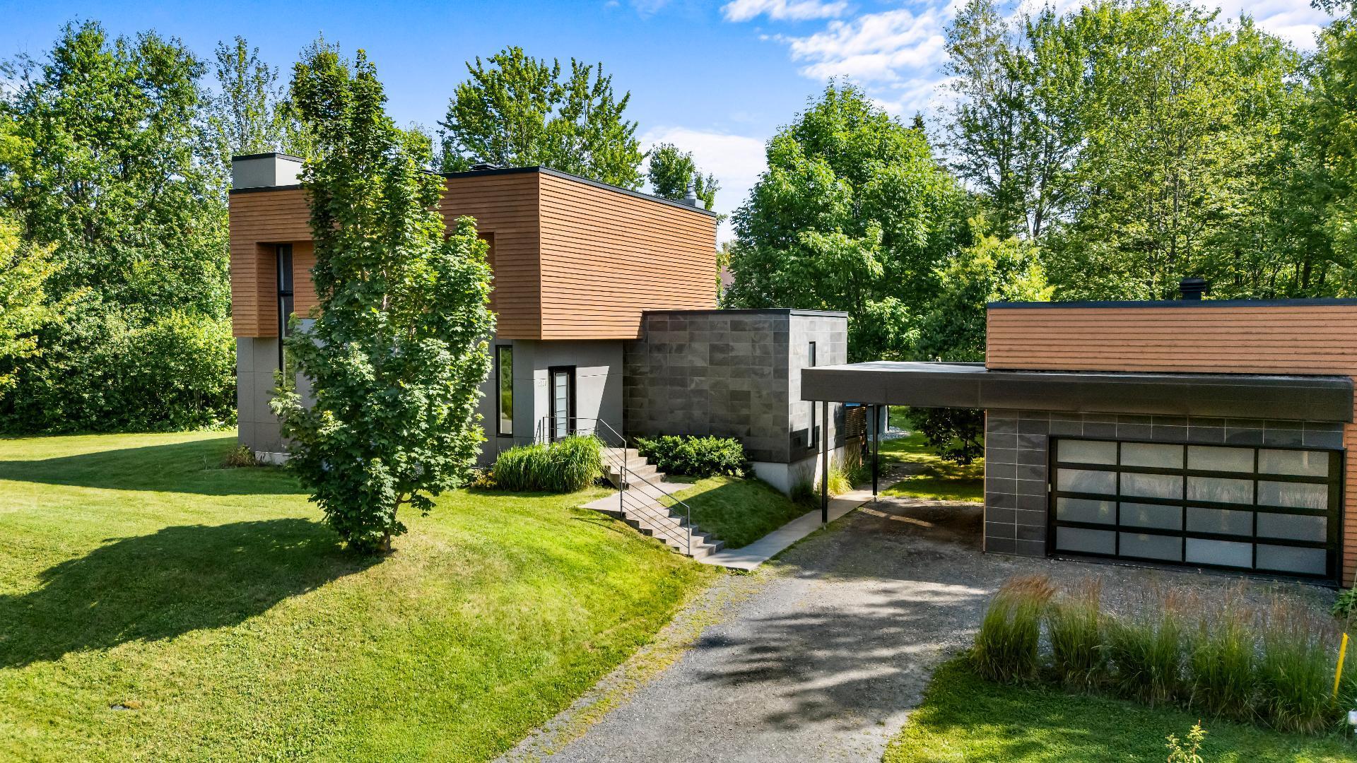 









2330


Rue Anna-Maria-Valls

,
Sherbrooke (Les Nations),




QC
J1N4J2

