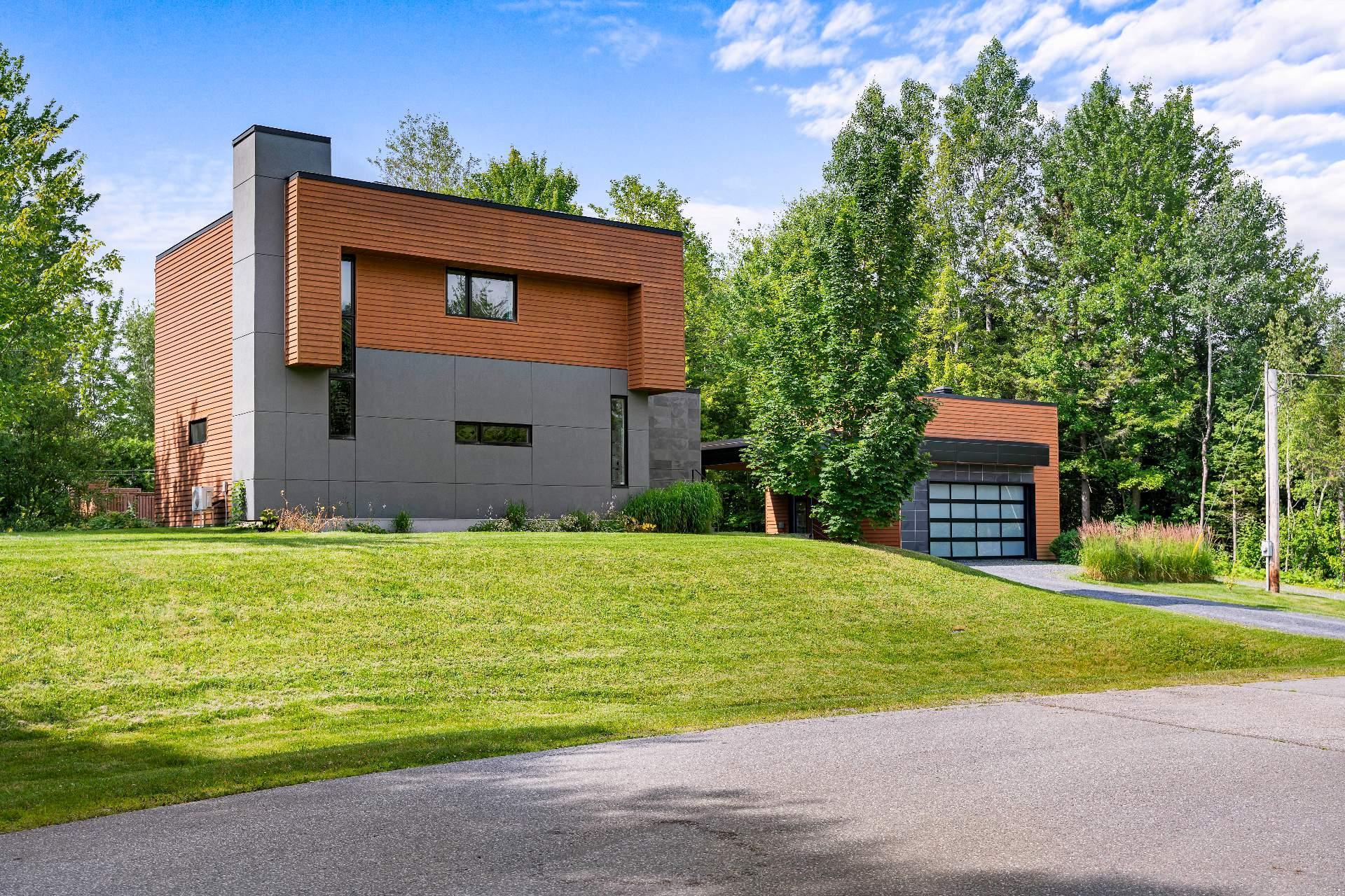 









2330


Rue Anna-Maria-Valls

,
Sherbrooke (Les Nations),




QC
J1N4J2

