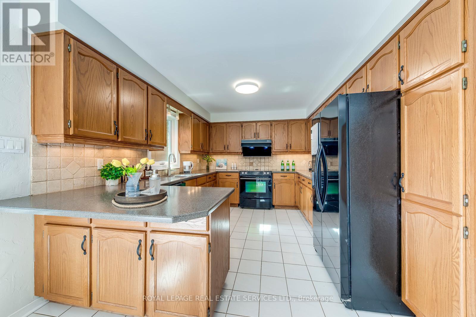 












1366 FIELDCREST LANE

,
Oakville,




Ontario
L6M2W8

