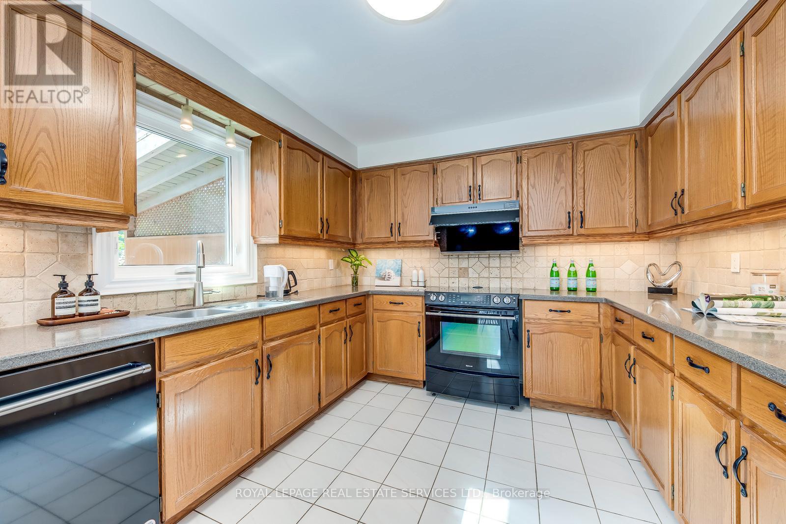 












1366 FIELDCREST LANE

,
Oakville,




Ontario
L6M2W8

