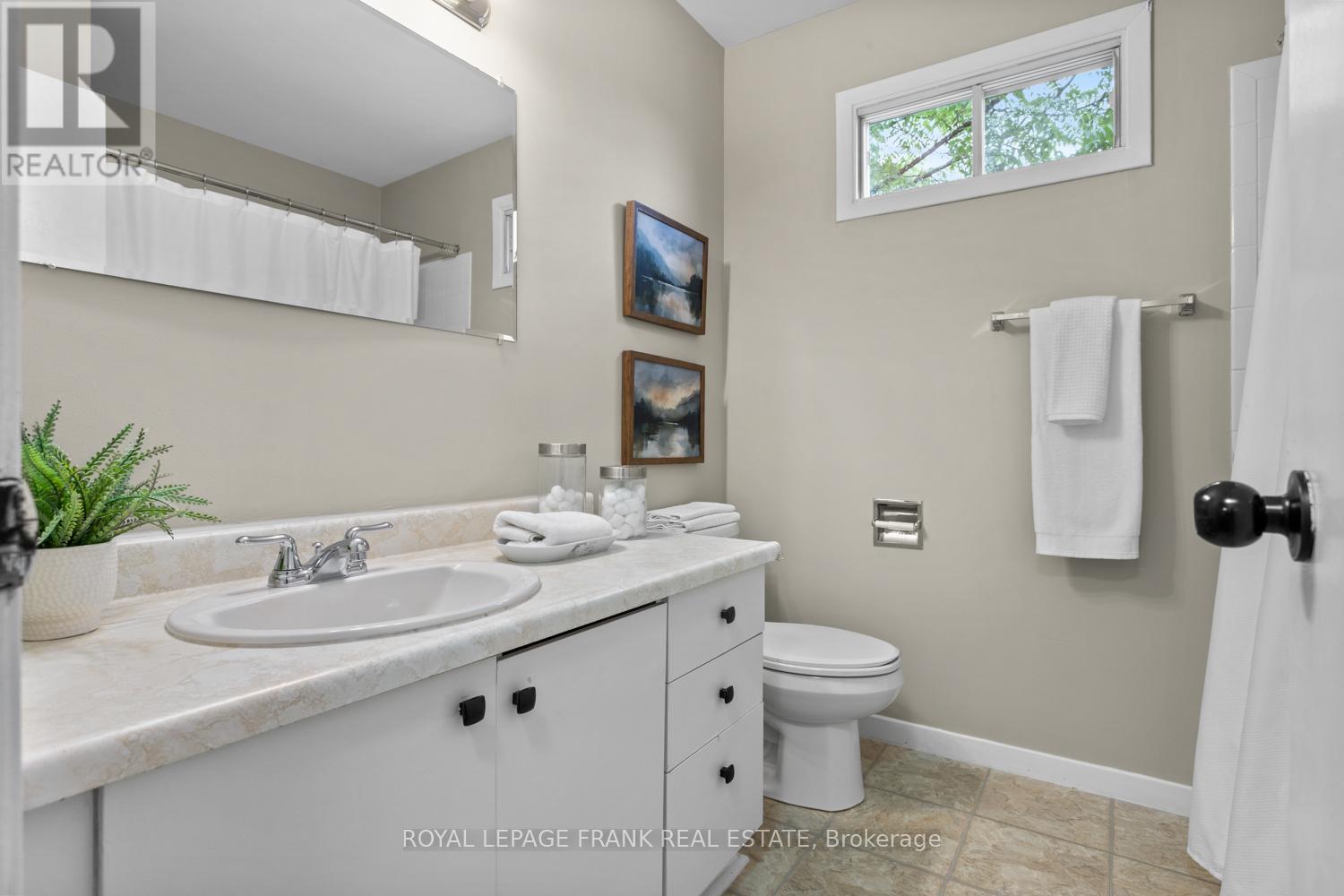 












929 SOUTHDOWN DRIVE

,
Oshawa (Donevan),




Ontario
L1H7Z5

