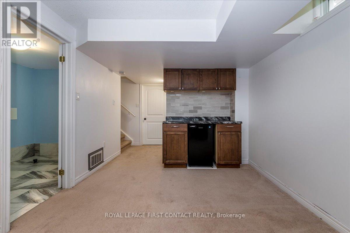 












22 ADMIRAL CRESCENT

,
Essa,




Ontario
L0M1B4

