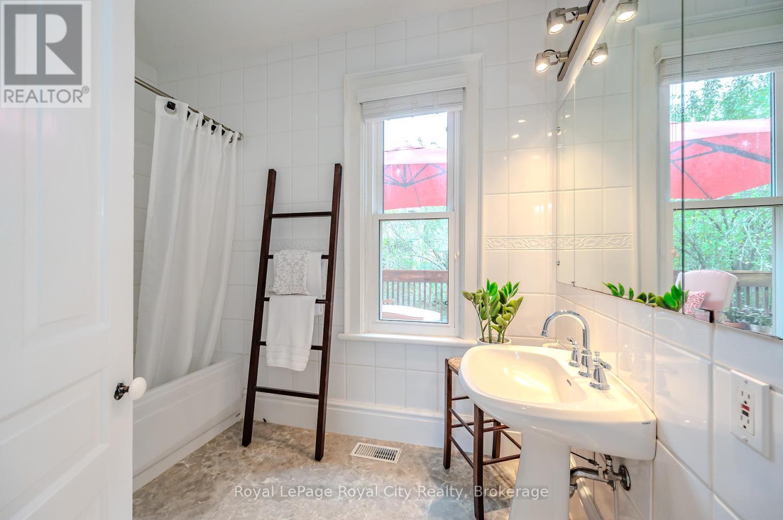 












42 LIVERPOOL STREET

,
Guelph (Downtown),




Ontario
N1H2K9

