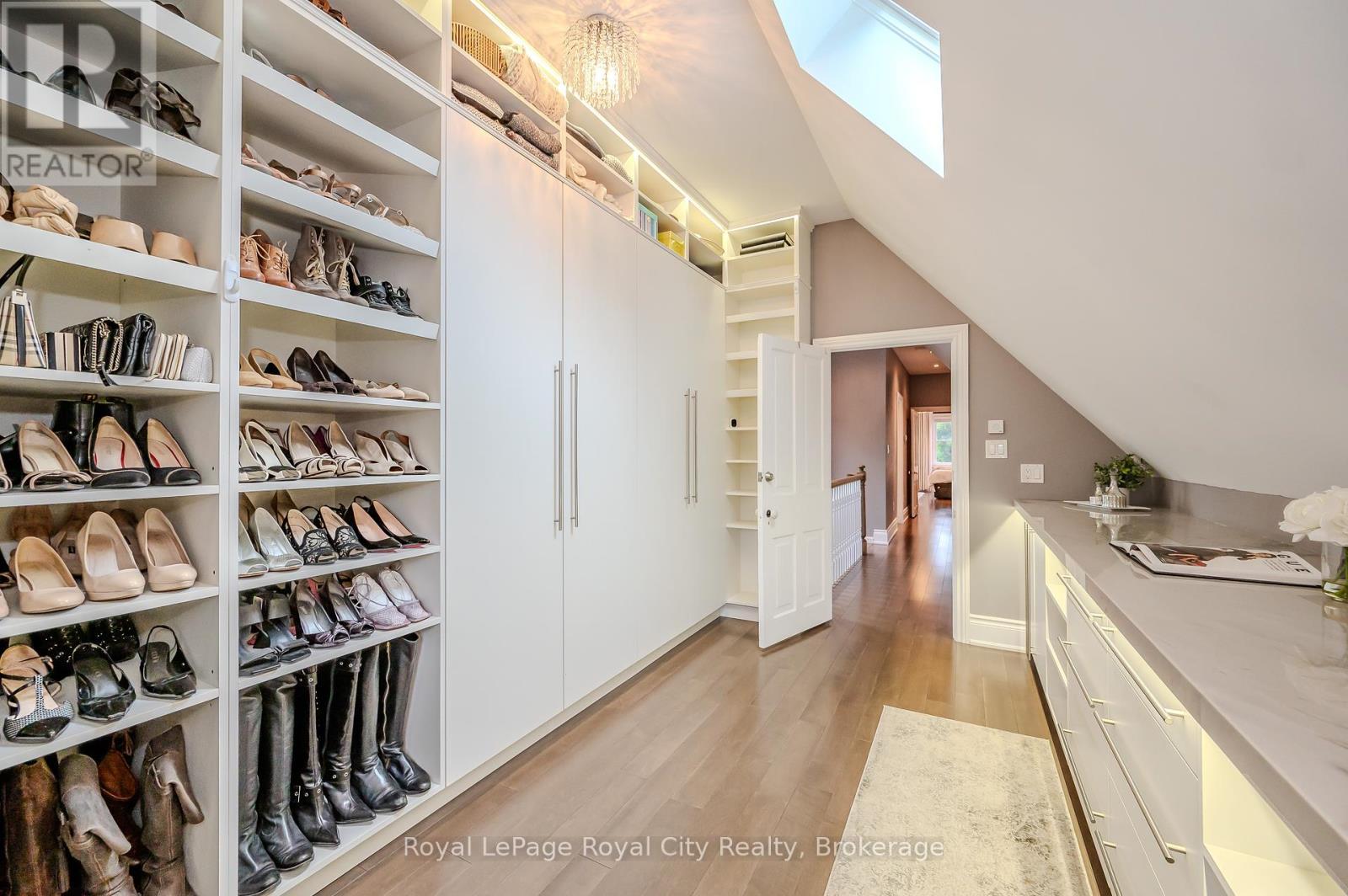 












42 LIVERPOOL STREET

,
Guelph (Downtown),




Ontario
N1H2K9

