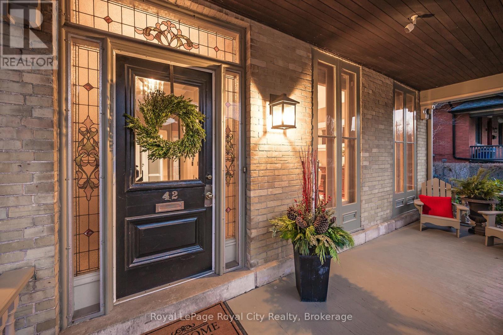 












42 LIVERPOOL STREET

,
Guelph (Downtown),




Ontario
N1H2K9

