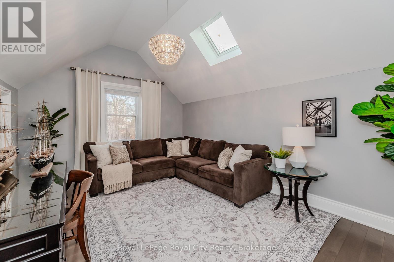 












42 LIVERPOOL STREET

,
Guelph (Downtown),




Ontario
N1H2K9

