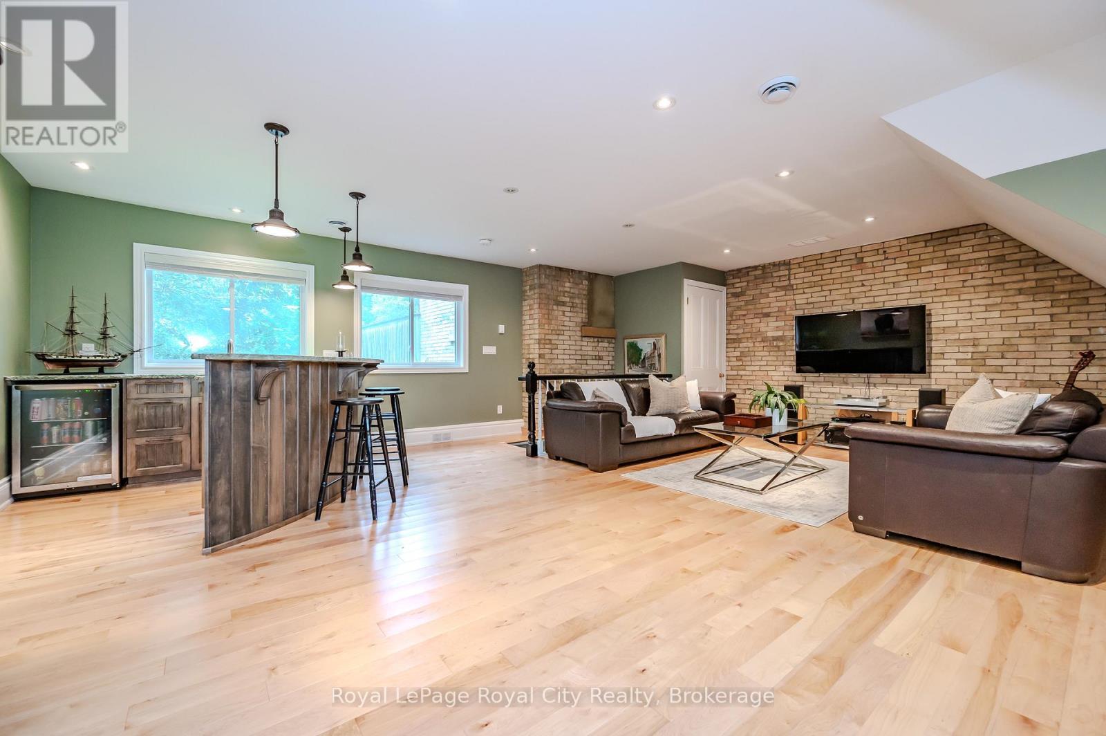 












42 LIVERPOOL STREET

,
Guelph (Downtown),




Ontario
N1H2K9

