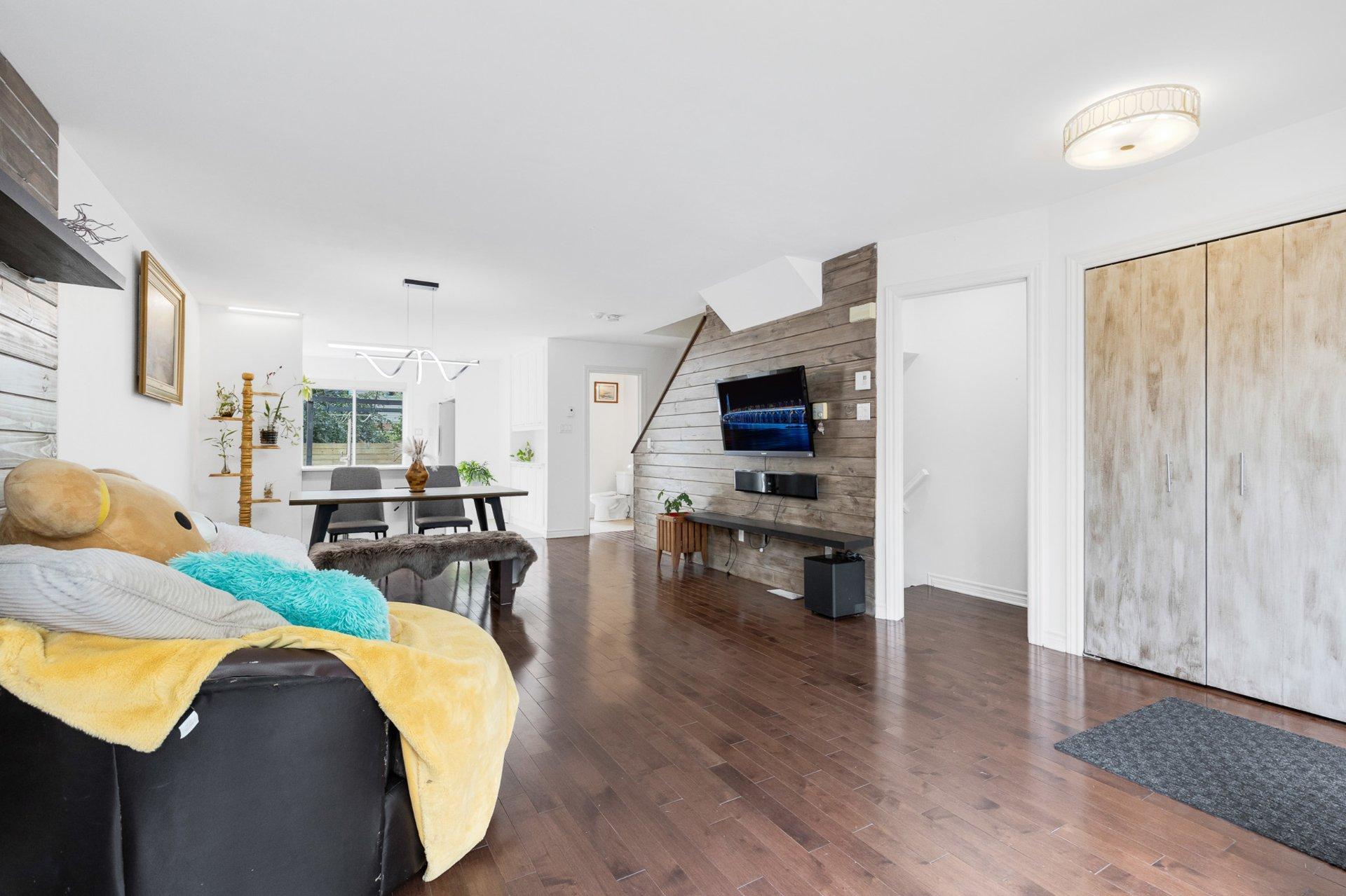 









1025Z


Rue Gameroff

,
Montréal (Lachine),




QC
H8T3R5

