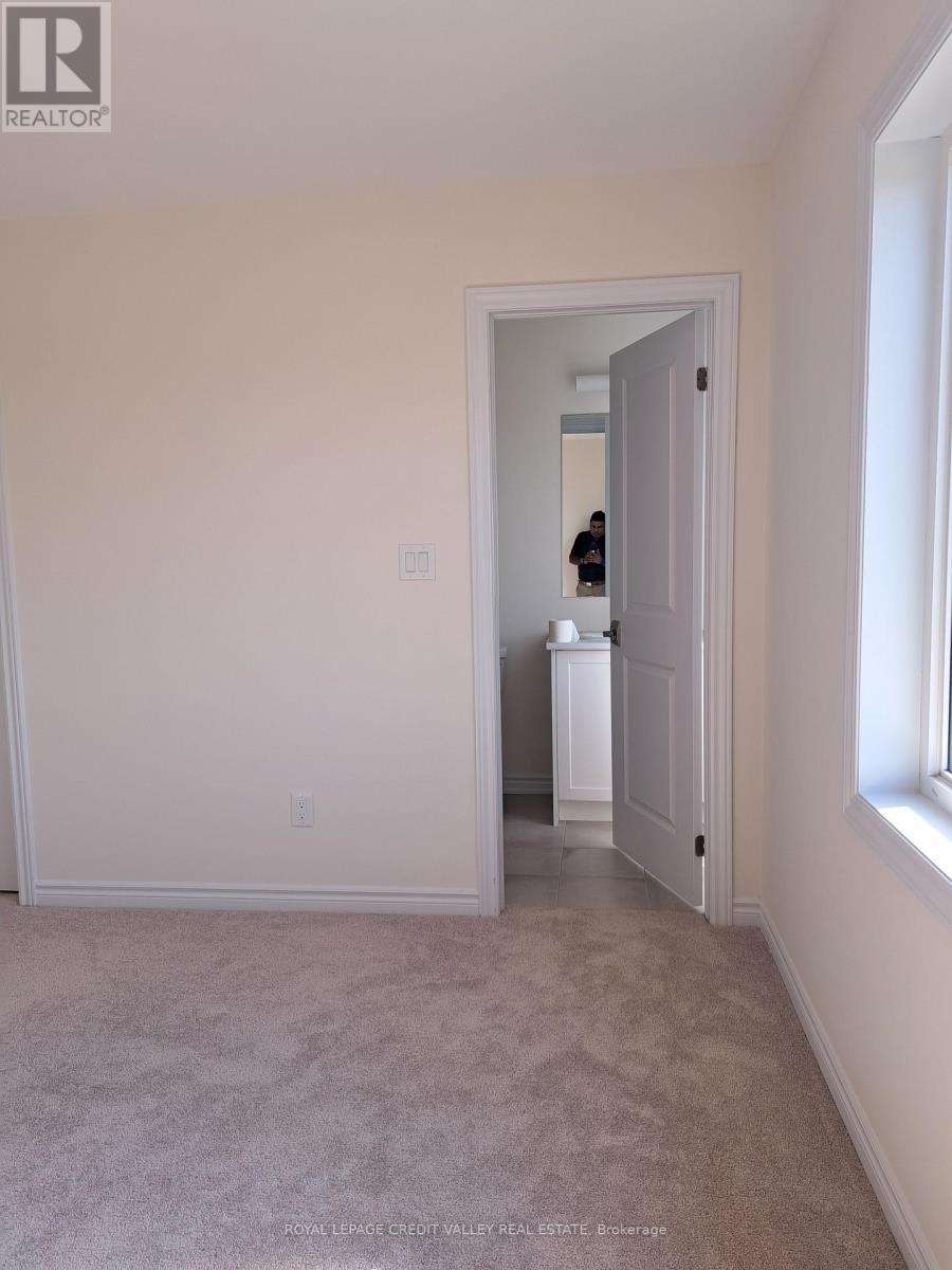 












27 HENDERSON STREET

,
Essa,




Ontario
L3W0A9

