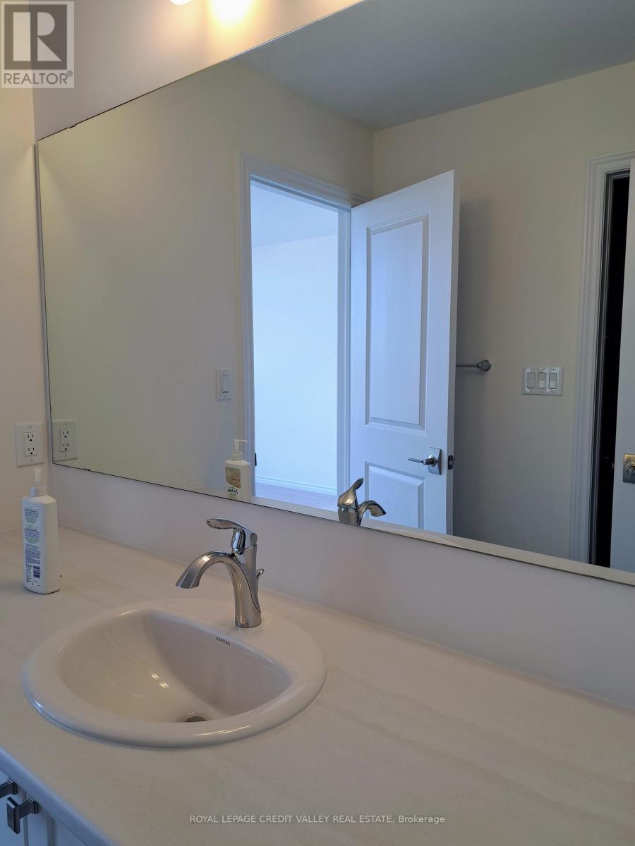 












27 HENDERSON STREET

,
Essa,




Ontario
L3W0A9

