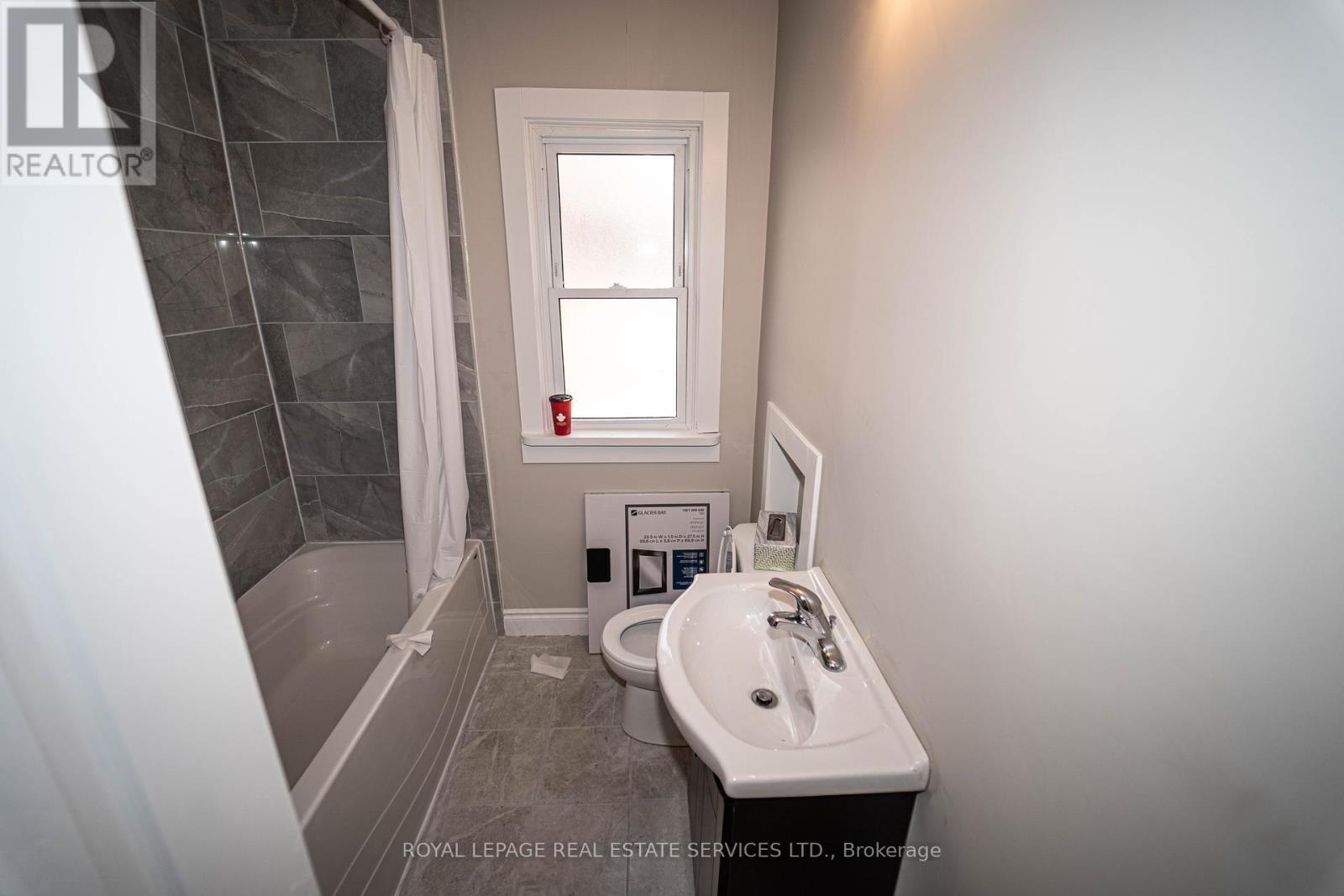 












8 BRUCE STREET

,
St. Catharines,




Ontario
L2R5S6

