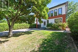 Prestigious Street-An Unrivalled Oakville Setting!