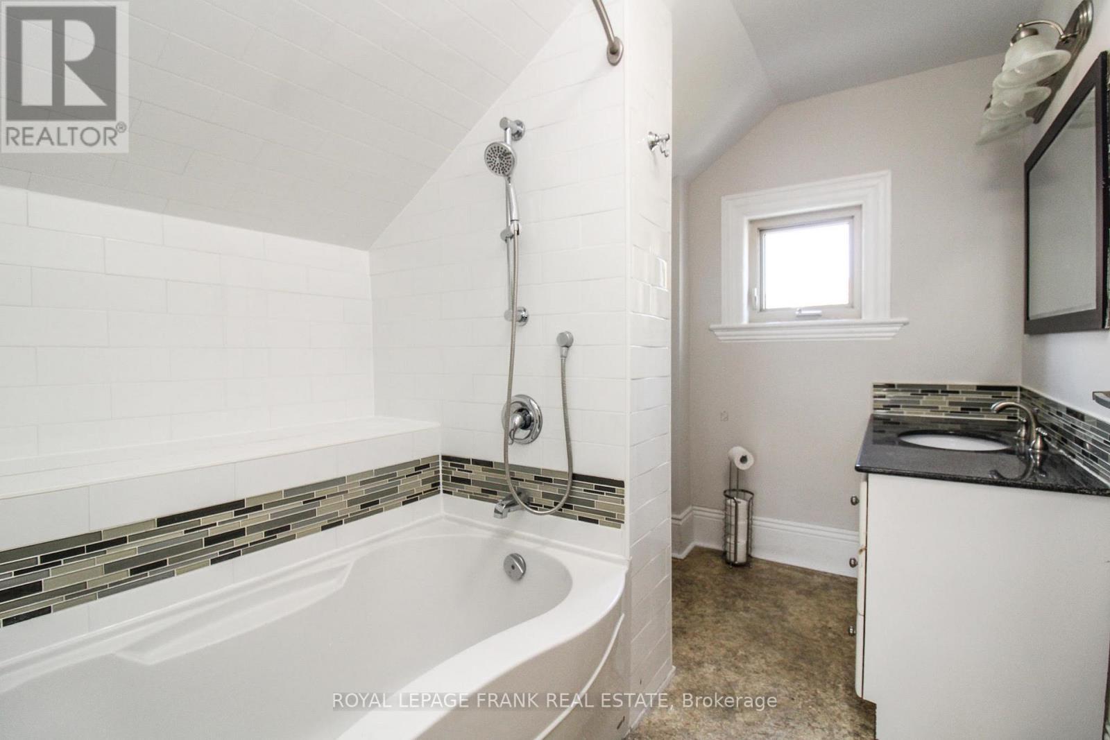












140 ANTRIM STREET

,
Peterborough (Town Ward 3),




Ontario
K9H3G3


