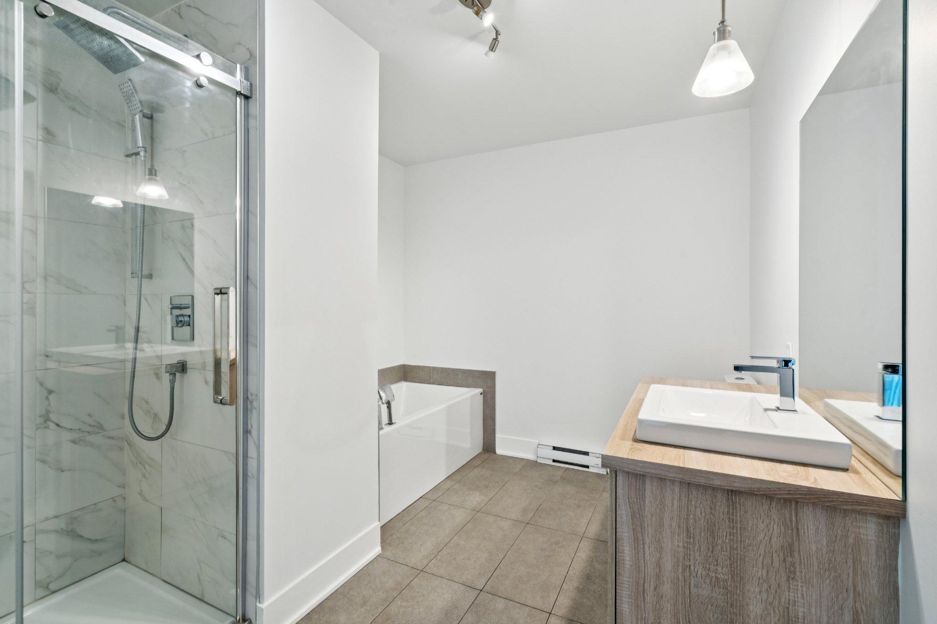 









346


Rue d'Émeraude

,
Candiac,




QC
J5R0S1

