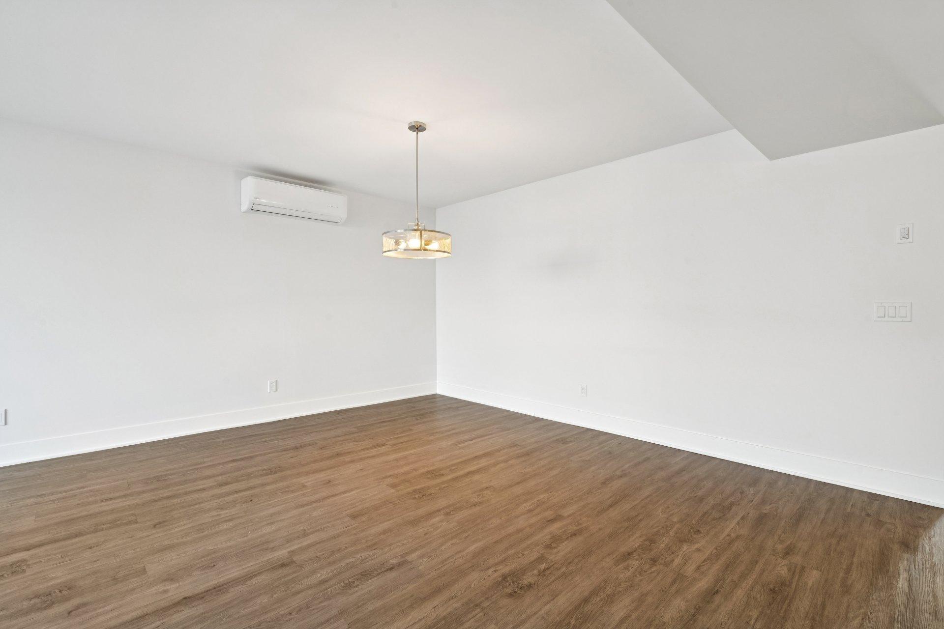 









346


Rue d'Émeraude

,
Candiac,




QC
J5R0S1

