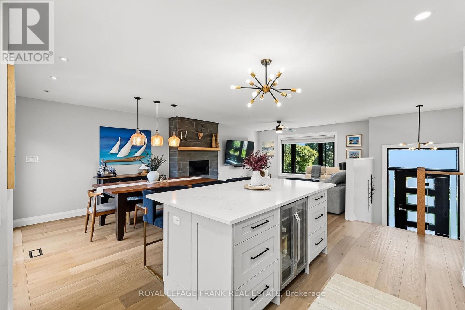 












22 YOUNG STREET

,
Uxbridge,




Ontario
L9P1B9

