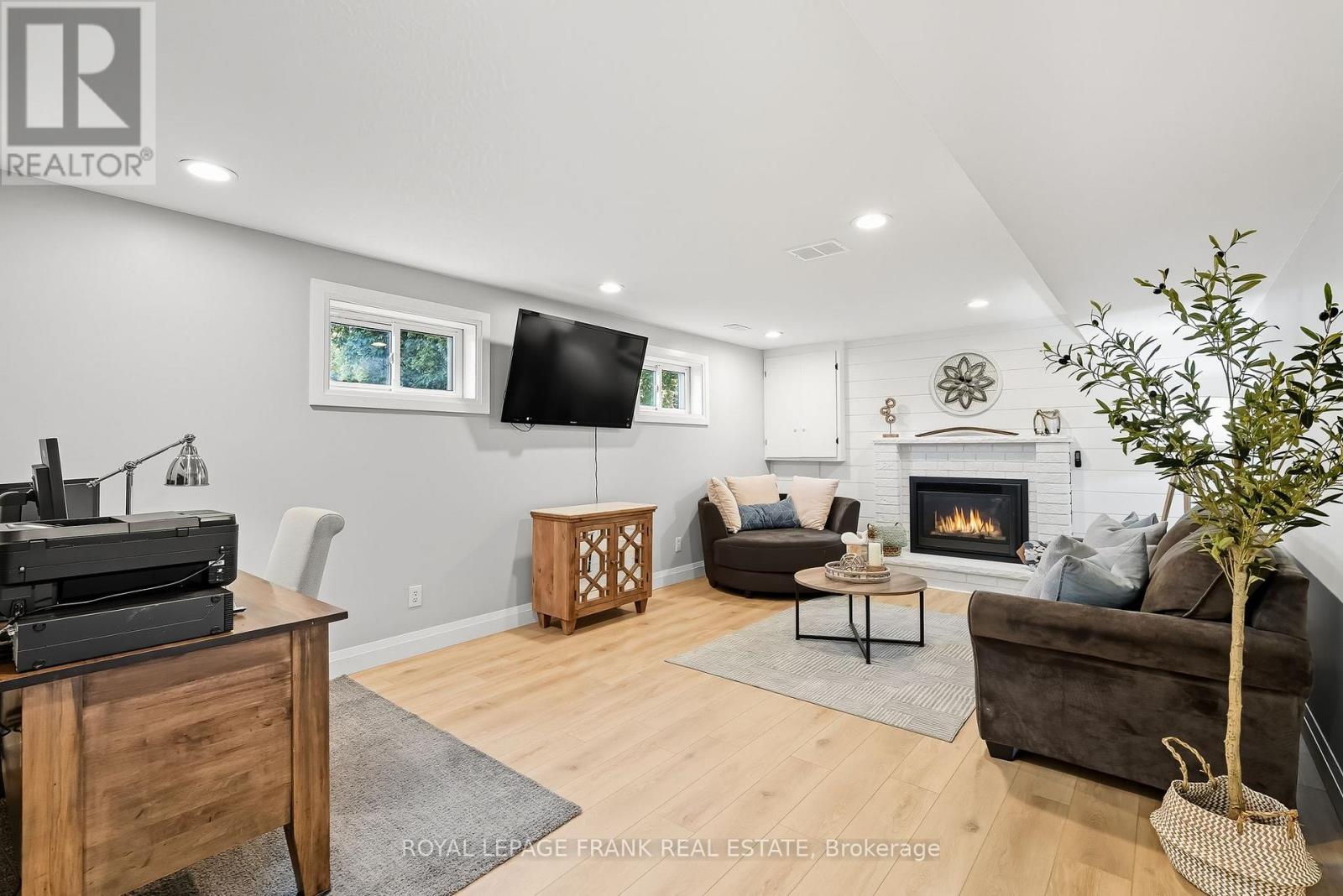 












22 YOUNG STREET

,
Uxbridge,




Ontario
L9P1B9

