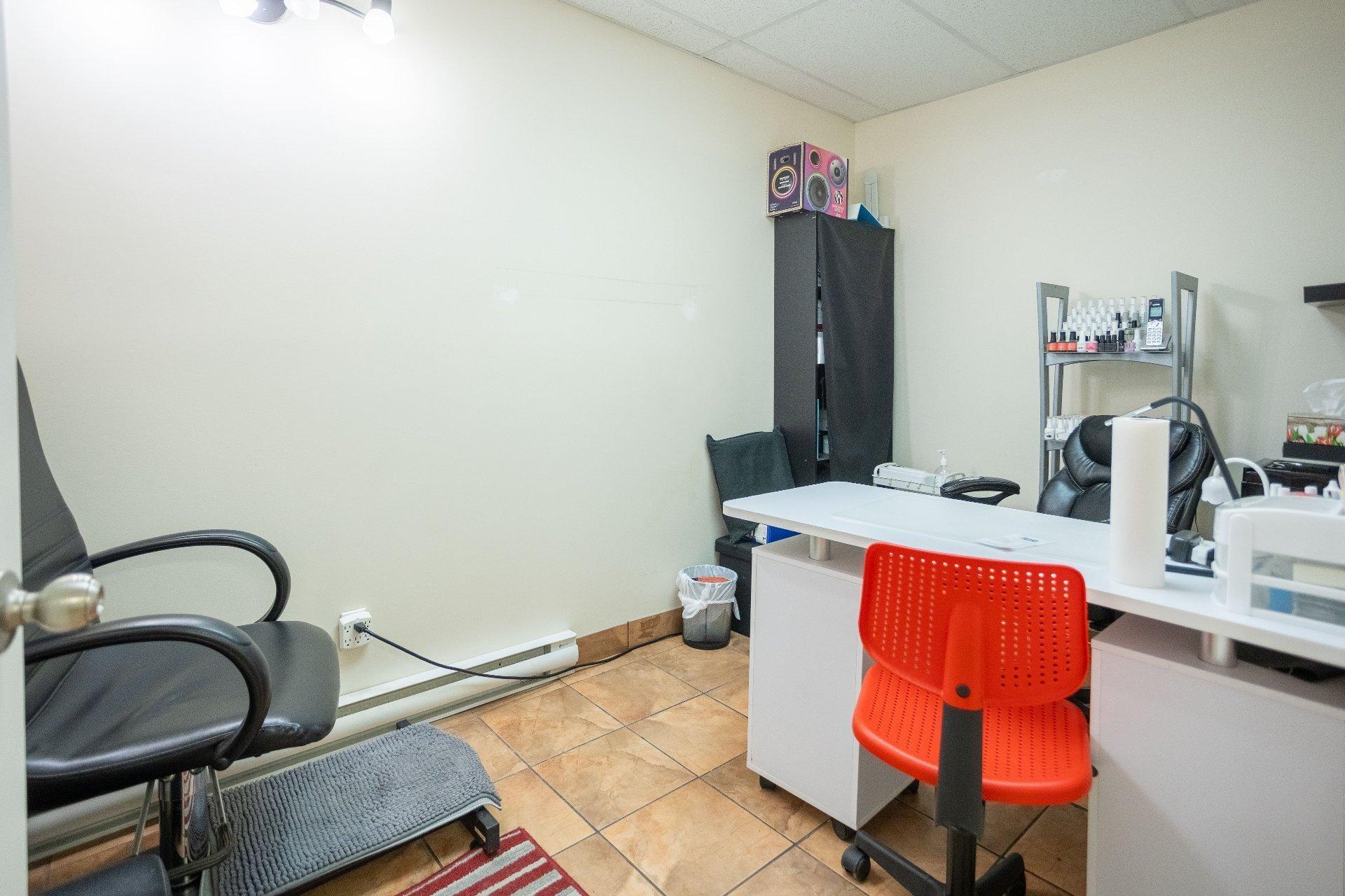 









766

 - 768


Av. de Grand-Mère

,
Shawinigan,




QC
G9T2H7

