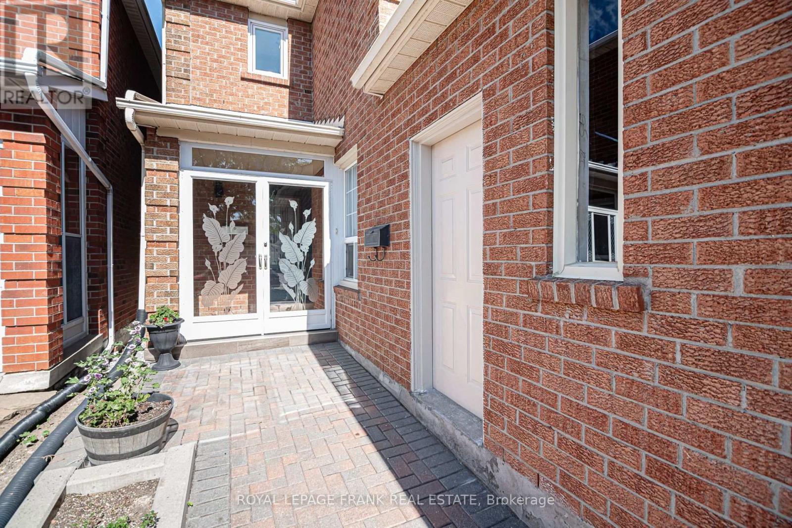 












40 REDHEAD CRESCENT

,
Toronto (Agincourt North),




Ontario
M1V3B4

